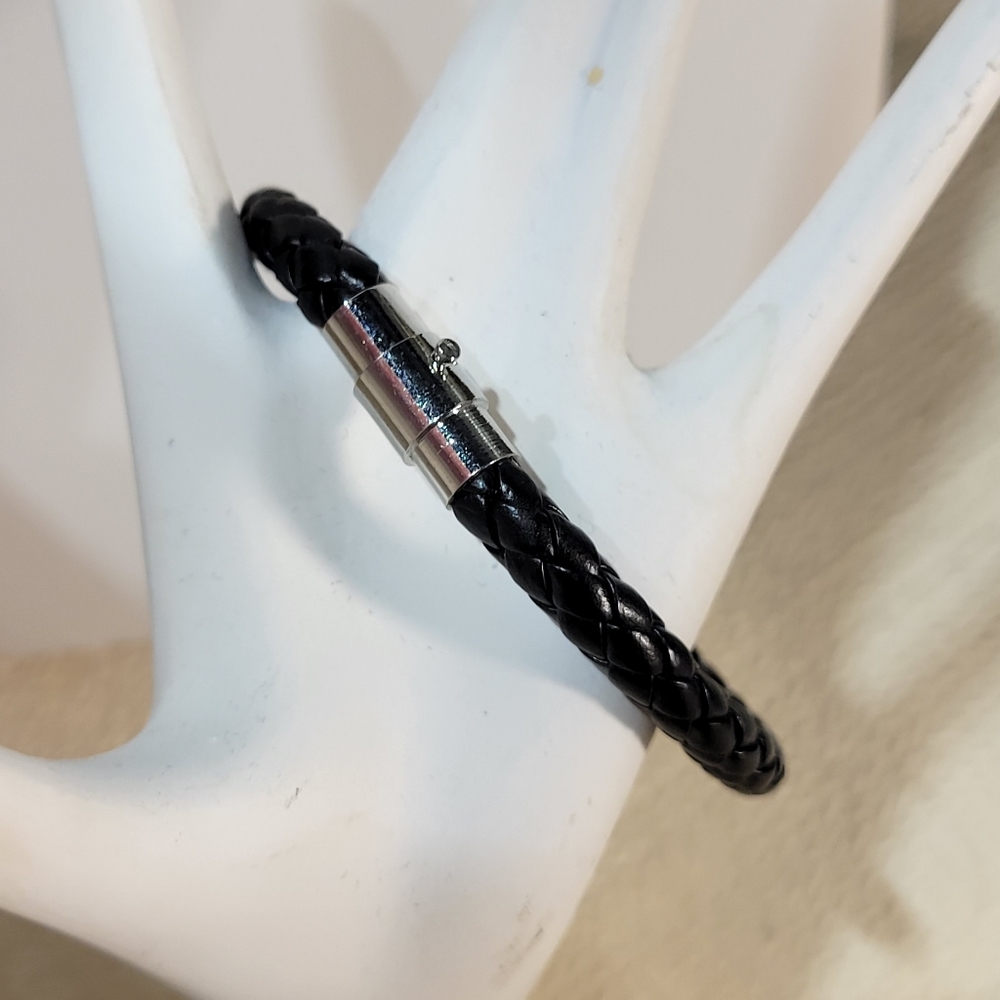 Leather braided bracelet with silver clasp. 😍 - Picture 3 of 5